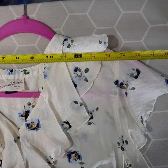 NWOT Universal Thread Cream Floral Print Cap Sleeve Blouse, Ruffles, MEDIUM - Picture 9 of 12